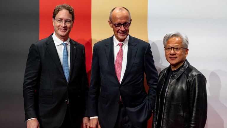 Mercedes-Benz-Chef Ola Källenius, Bundeskanzler Friedrich Merz und Nvidia-Chef Jensen Huang beim Investitionsgipfel in Berlin