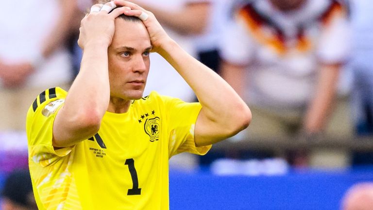 Enttäuschung bei Torhüter Manuel Neuer nach dem WM-Aus im Elfmeterschießen gegen Paraguay. 