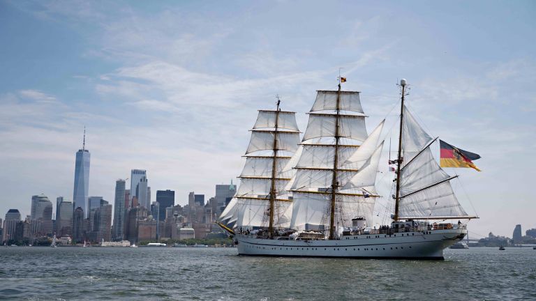 Das deutsche Segelschulschiff „Gorch Fock“ hat in Nordamerika die Regatta „Five Sister Trophy“ gewonnen.