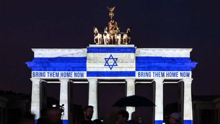 Das Brandenburger Tor in Berlin in den Farben der israelischen Flagge am 7. Oktober 2025 (Archivbild)