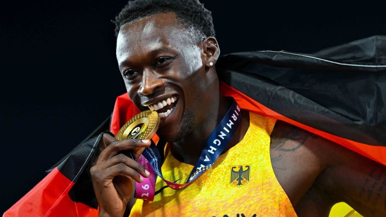 Owen Ansah freut sich bei der Leichtathletik-EM in Birmingham über Gold im 200-Meter-Sprint.  