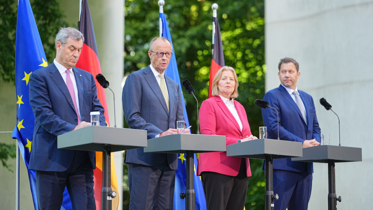 Friedrich Merz, Markus Söder, Bärbel Bas und Lars Klingbeil stellen das Reformpaket im Garten des Kanzleramtes vor.