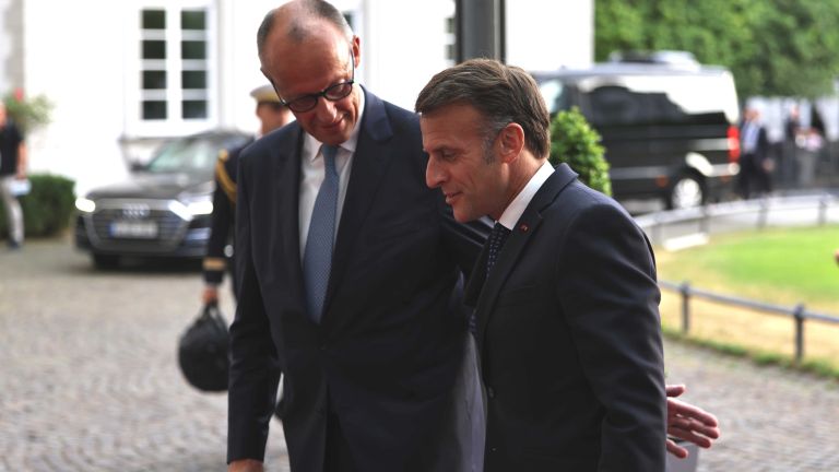 Bundeskanzler Merz (l.) und Präsident Macron setzen sich gegen das Verbrenner-Aus ein (Archivbild).