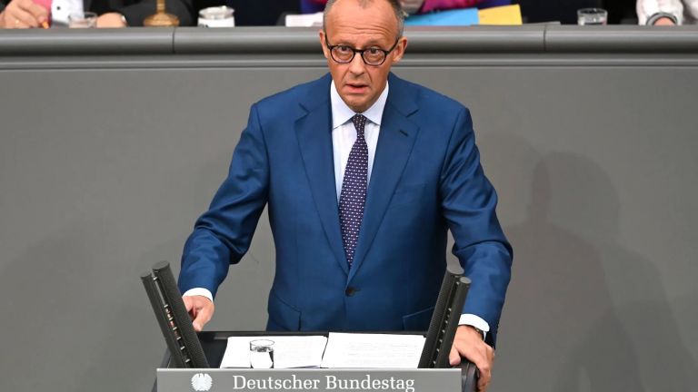 Bundeskanzler Friedrich Merz redet im Bundestag.
