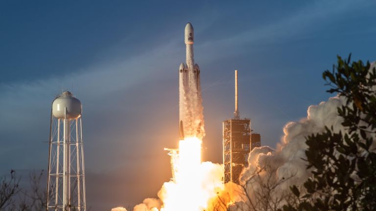 Eine Rakete schießt in die Luft.