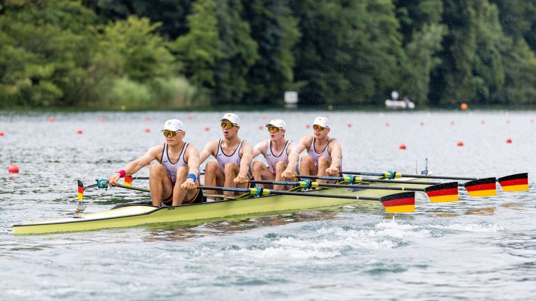 Vier Männer rudern in einem Boot