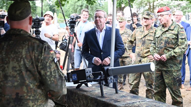 Verteidigungsminister Pistorius (M.) lässt ein Drohnenregiment aufbauen (Archivbild).