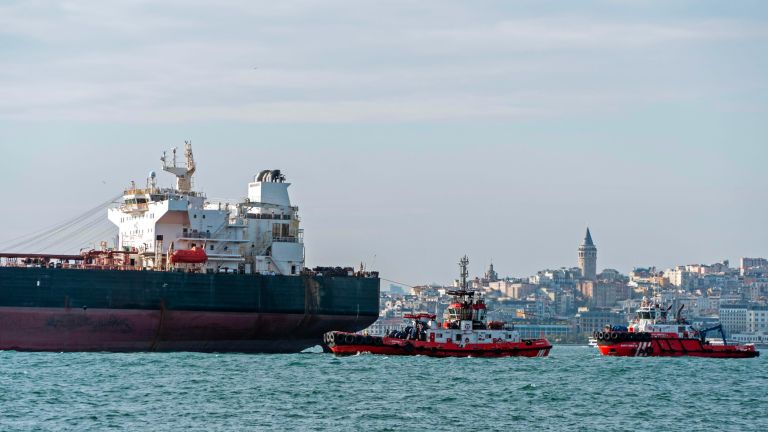 Ein Tanker auf dem Bosporus in Istanbul