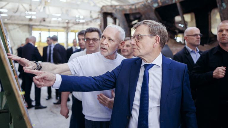 Außenminister Wadephul zeigt auf etwas.