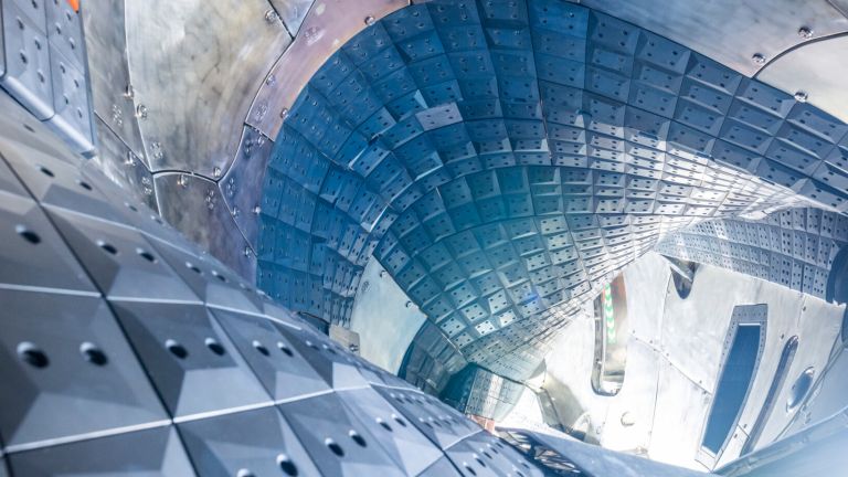 Blick ins Innere der Fusionsforschungsanlage Wendelstein 7-X in Greifswald. 