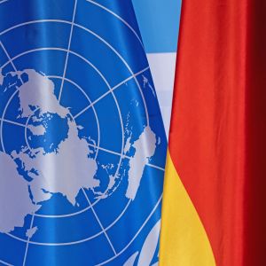 UN- und Deutschland-Flaggen
