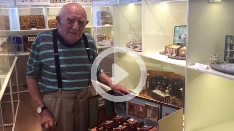 Der Israeli Mosche Samter mit seinen Miniaturen