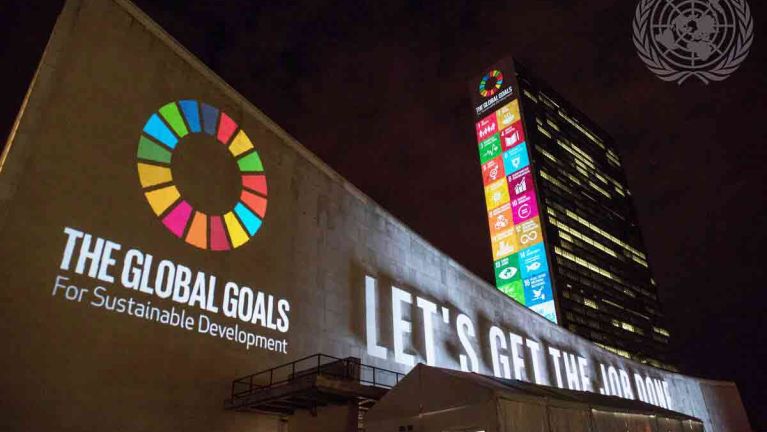 Projektion an der Fassade des UN-Hauptsitzes in New York